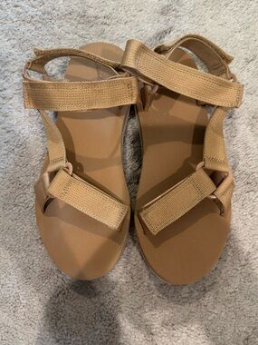 Universal Thread Tan Strappy Sport Sandals